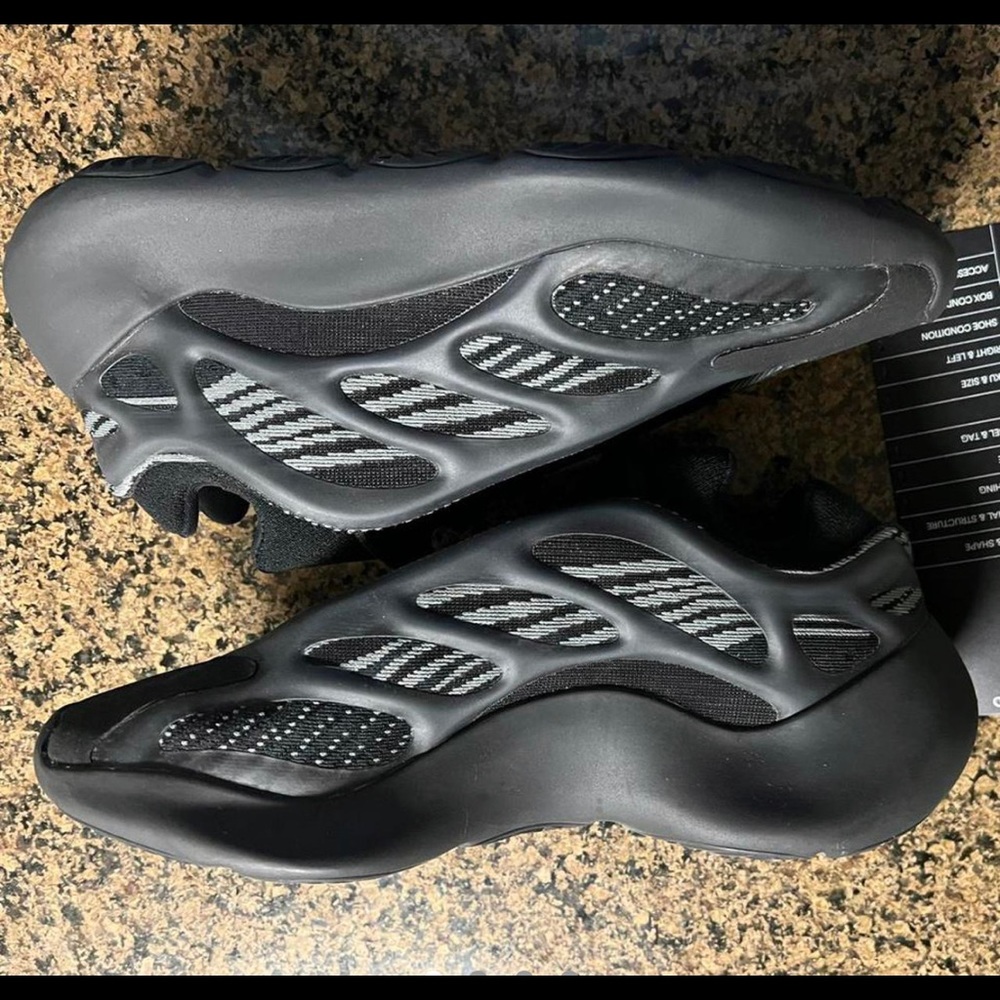 YEEZY 700